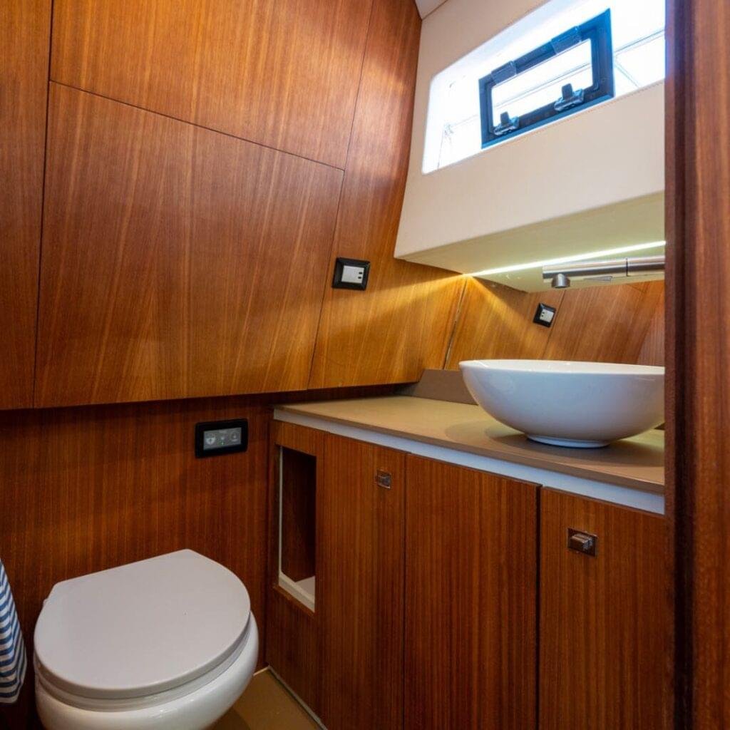 Boat-with-WC-in-Amalfi-Mimi-9.5