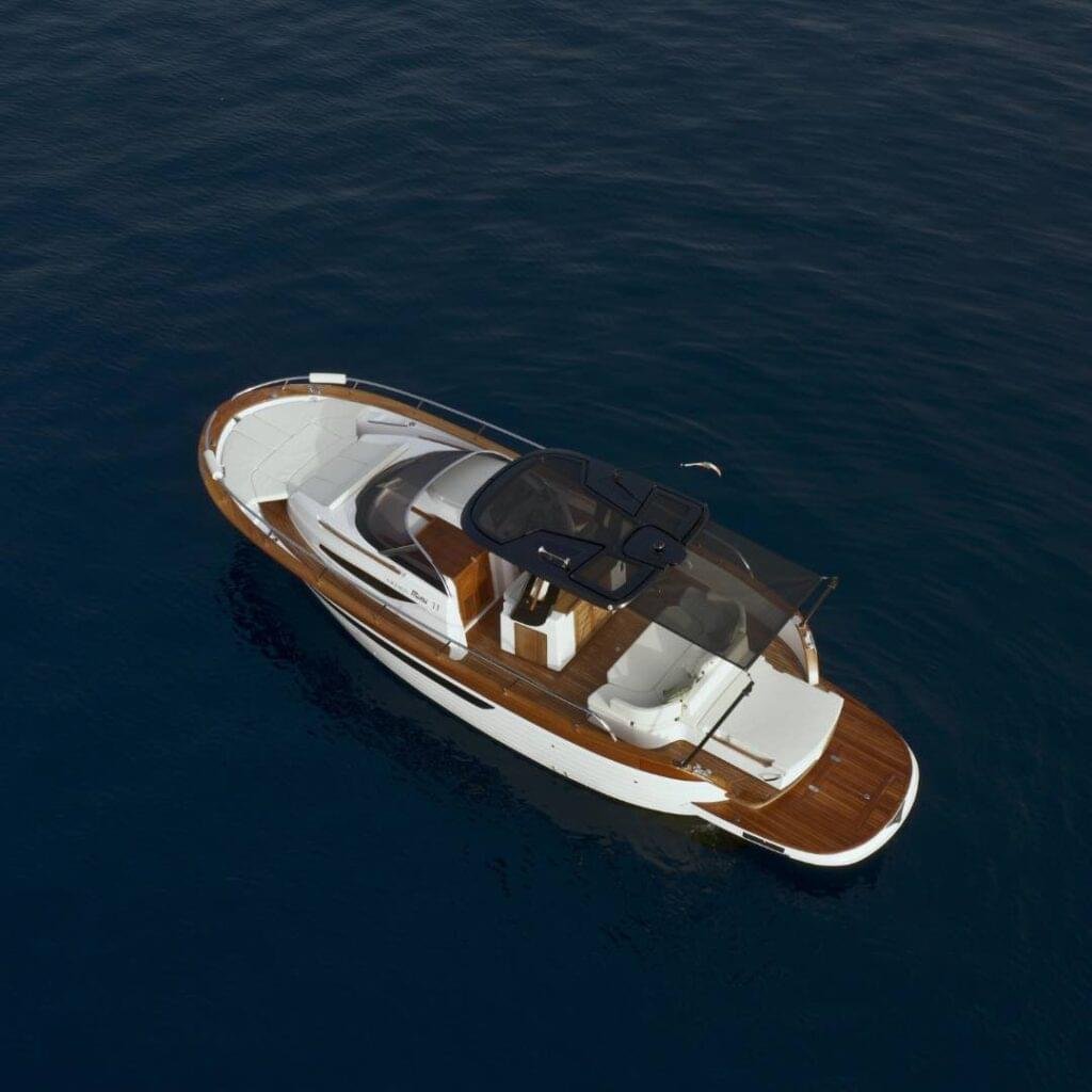Mimi-11-Luxury-Gozzo-in-Amalfi-Drone-Shot